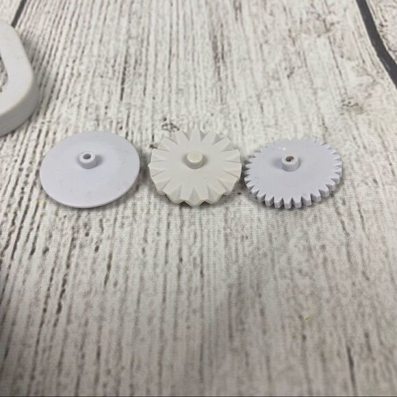 Wilton Fondant cutter & multi shape hand press - Picture 3 of 12